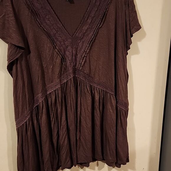 Beautiful Torrid top size 5 - Picture 2 of 5